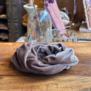 Boho Fluwelen Haarband “Noor” – Taupe – Handgemaakt
