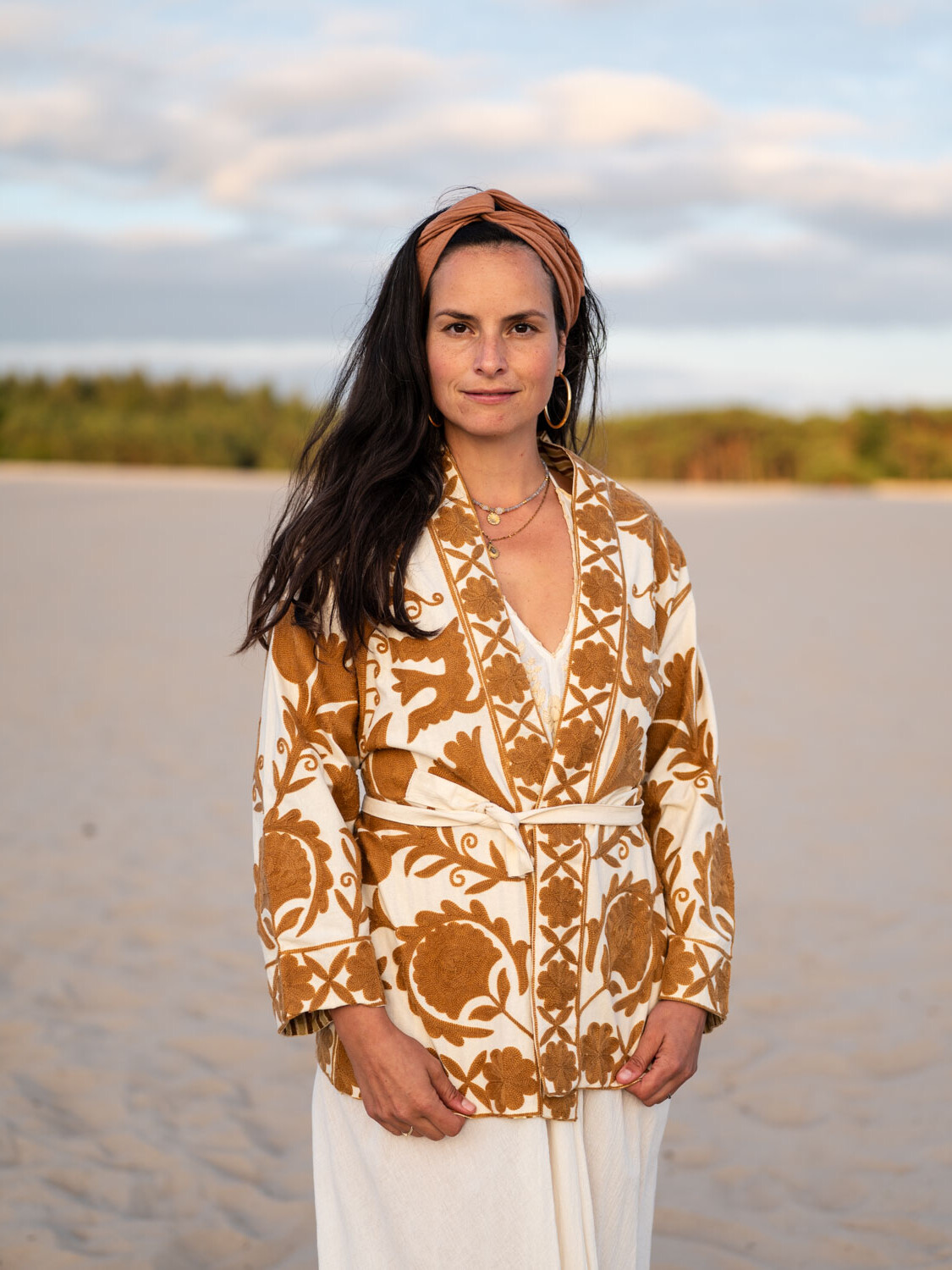 Luchtige bruine katoenen jurk van Garçonne. Gemaakt van kwalitatief katoen, met verstelbare bandjes en een comfortabele one size pasvorm. Perfect voor een boho look.