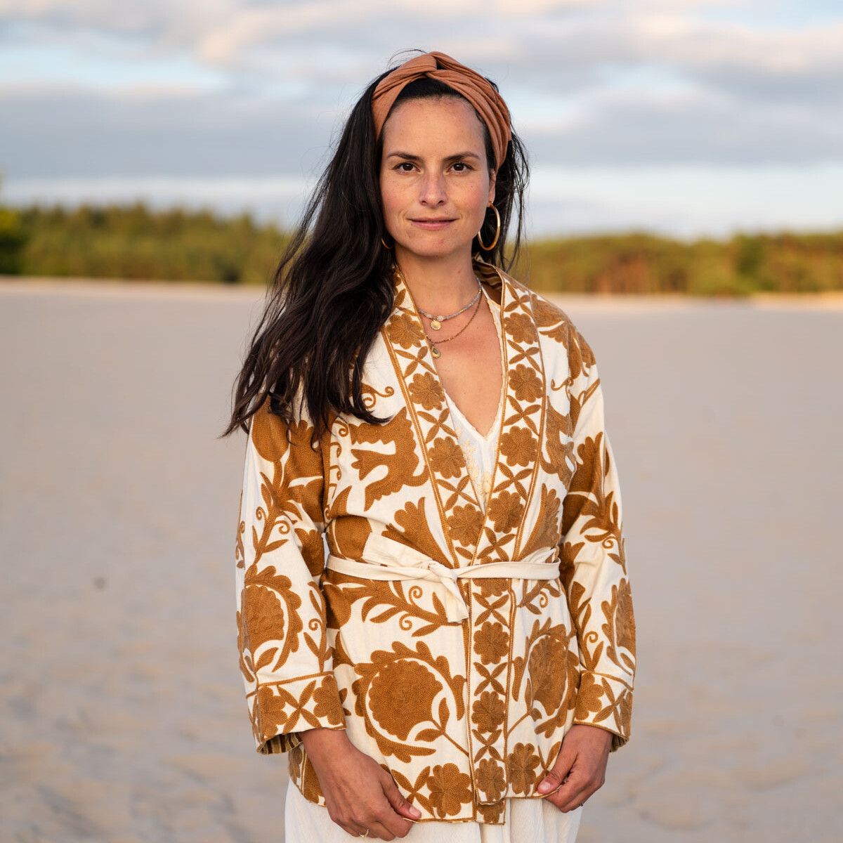 Luchtige bruine katoenen jurk van Garçonne. Gemaakt van kwalitatief katoen, met verstelbare bandjes en een comfortabele one size pasvorm. Perfect voor een boho look.