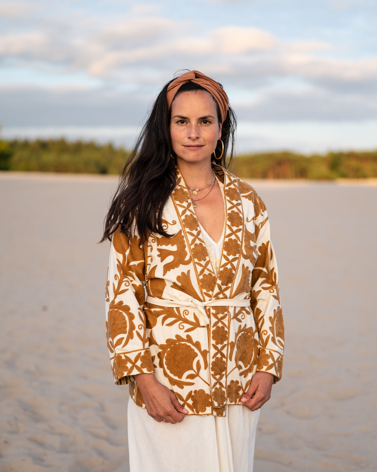 Luchtige bruine katoenen jurk van Garçonne. Gemaakt van kwalitatief katoen, met verstelbare bandjes en een comfortabele one size pasvorm. Perfect voor een boho look.
