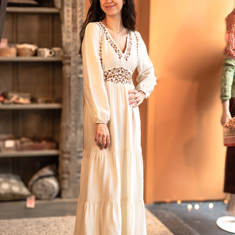 Lange witte boho jurk met bruin borduursel – luchtig en stijlvol