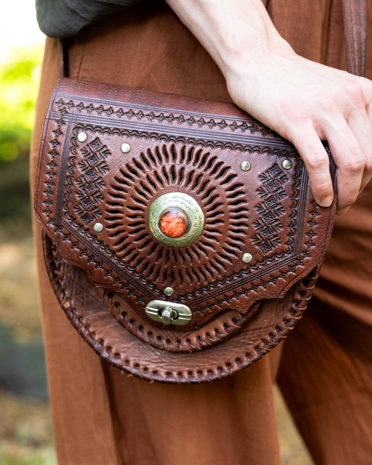 Bruine Marokkaanse handgemaakte leren tas met steen – Aïcha, 20x7x21 cm