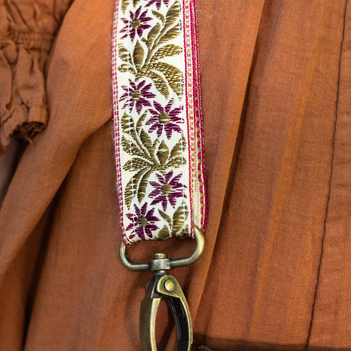 Handgemaakte bohemian tassenband Soraya van La La Bella met bronzen karabijnsluitingen