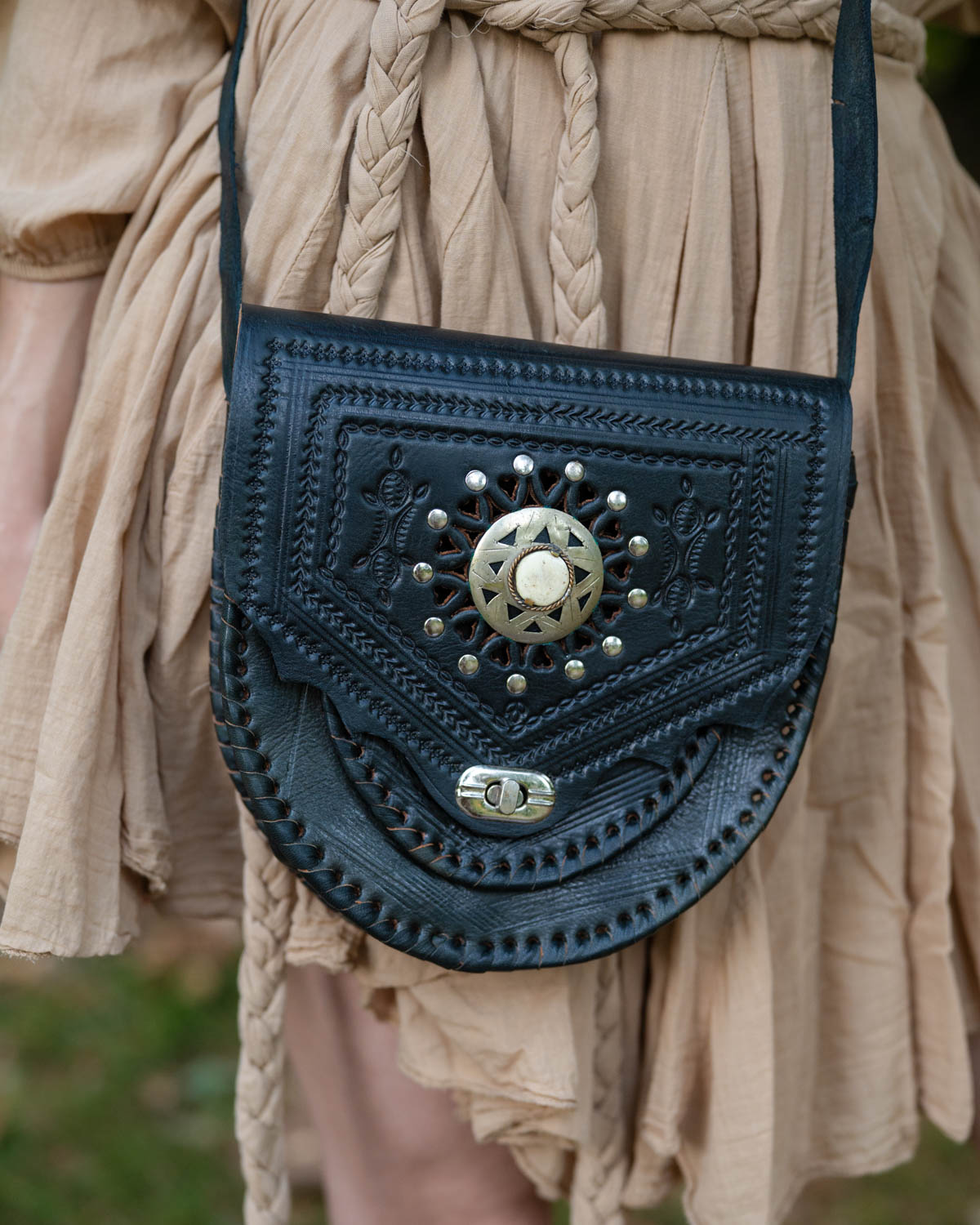 De Aïcha tas – handgemaakt leer met ingelegde steen.