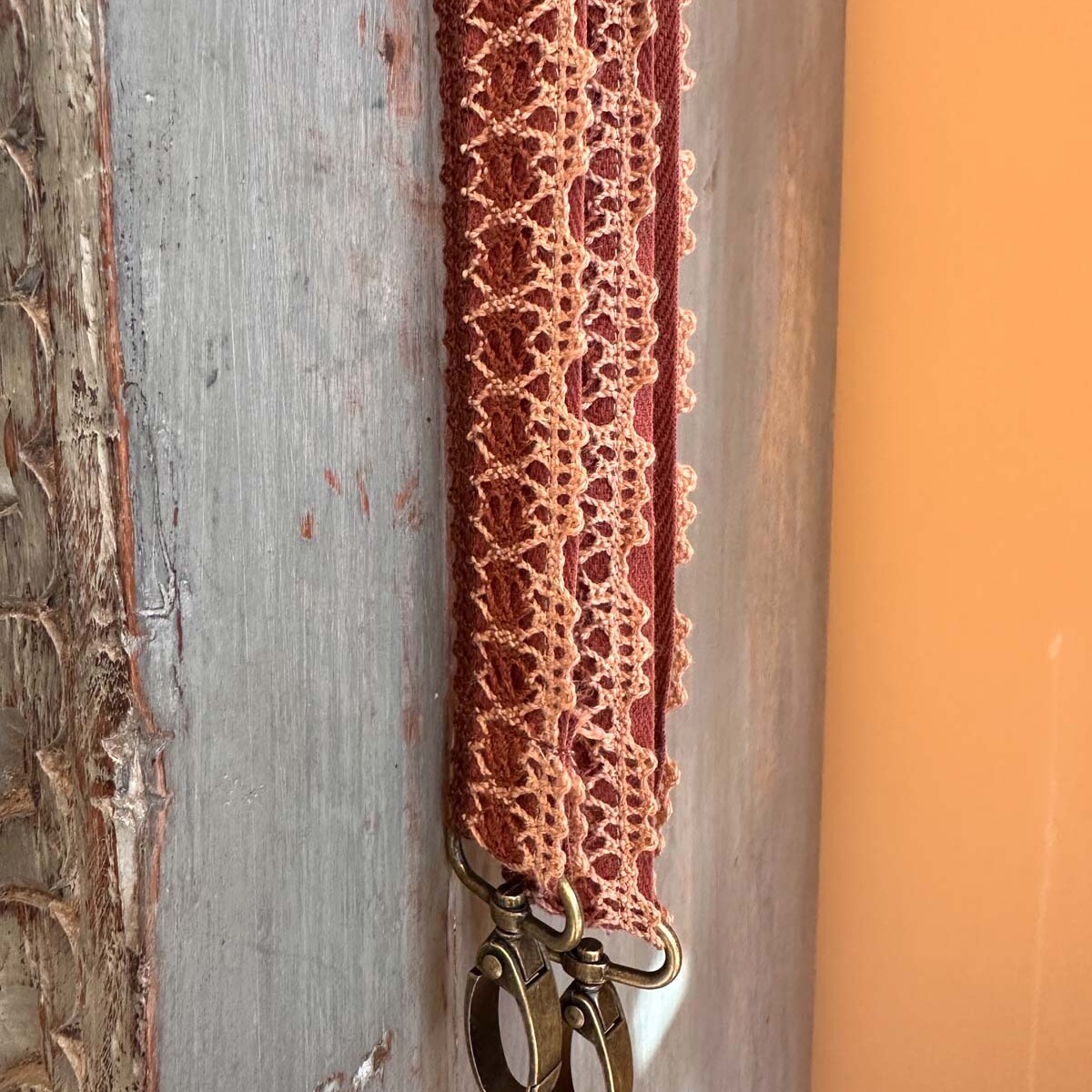 Yara gehaakte tassenband van paars/roze katoen – handgemaakt met bronzen karabijnsluitingen