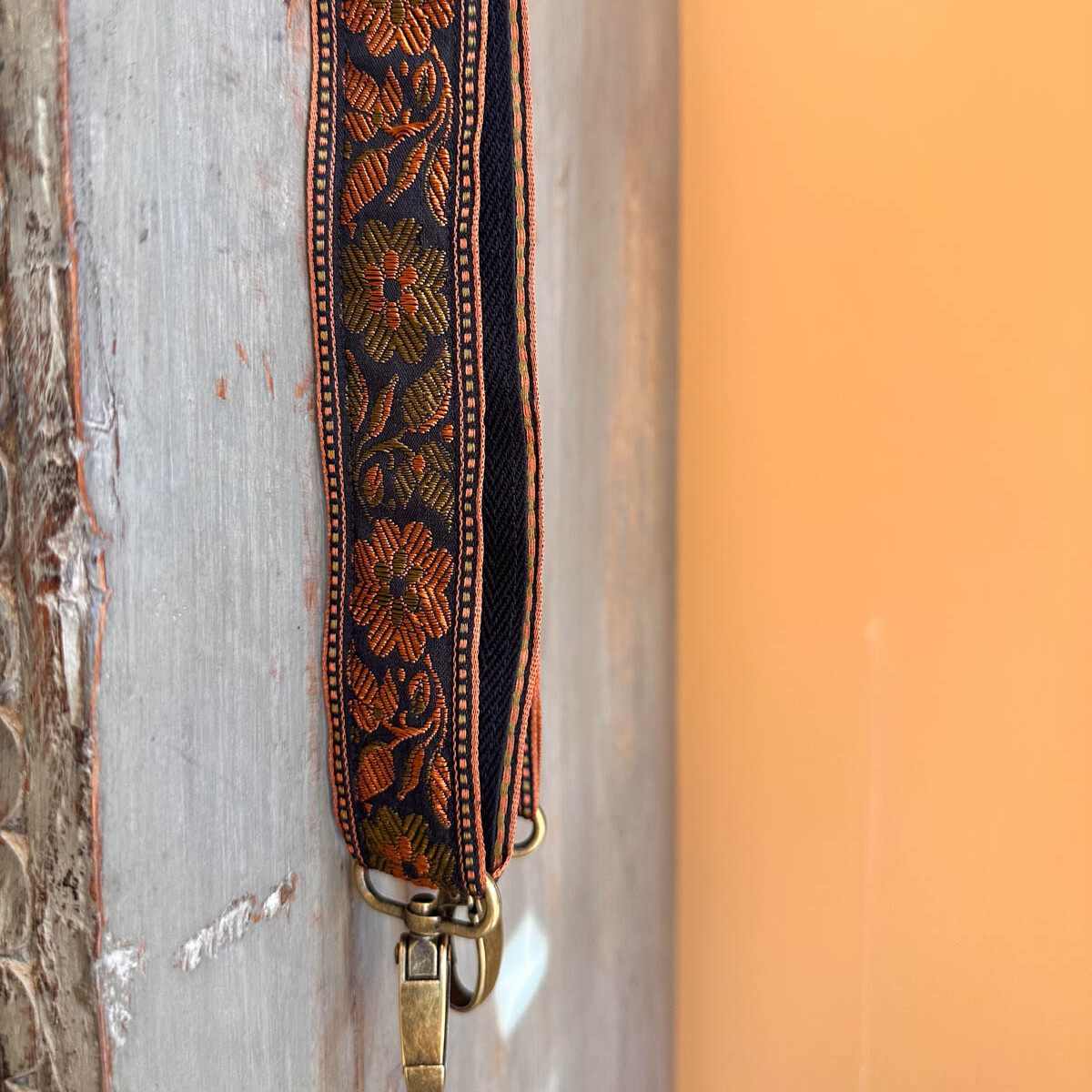 Tassenband Zayla – zwart met oranje en groen, handgemaakt met bronzen haken | La La Bella