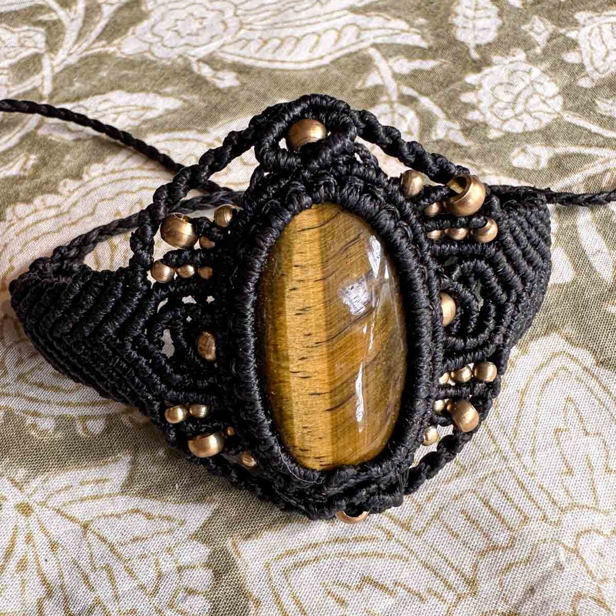 Zwarte macramé armband Sol – handgemaakte boho armband met gele accenten