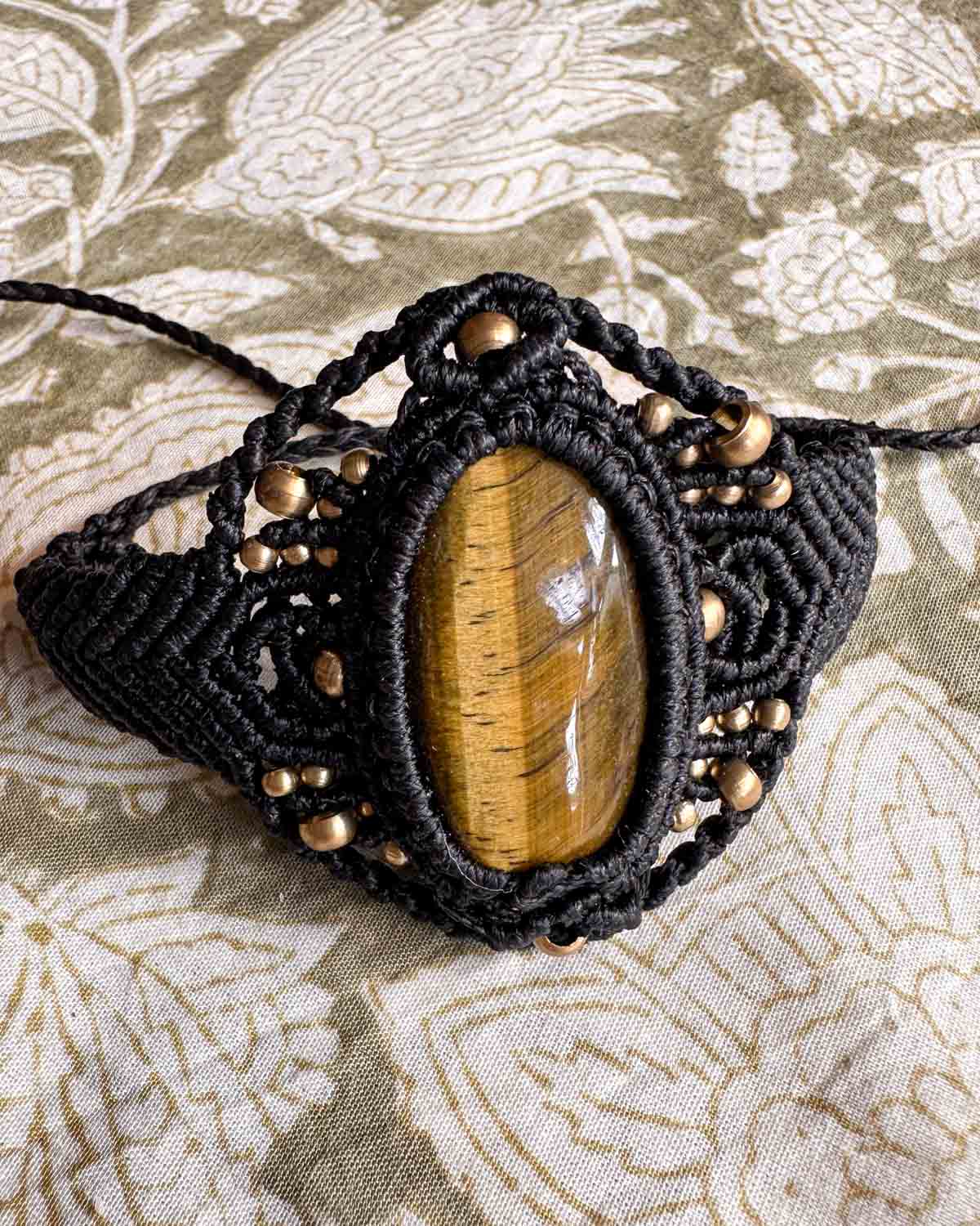 Zwarte macramé armband Sol – handgemaakte boho armband met gele accenten