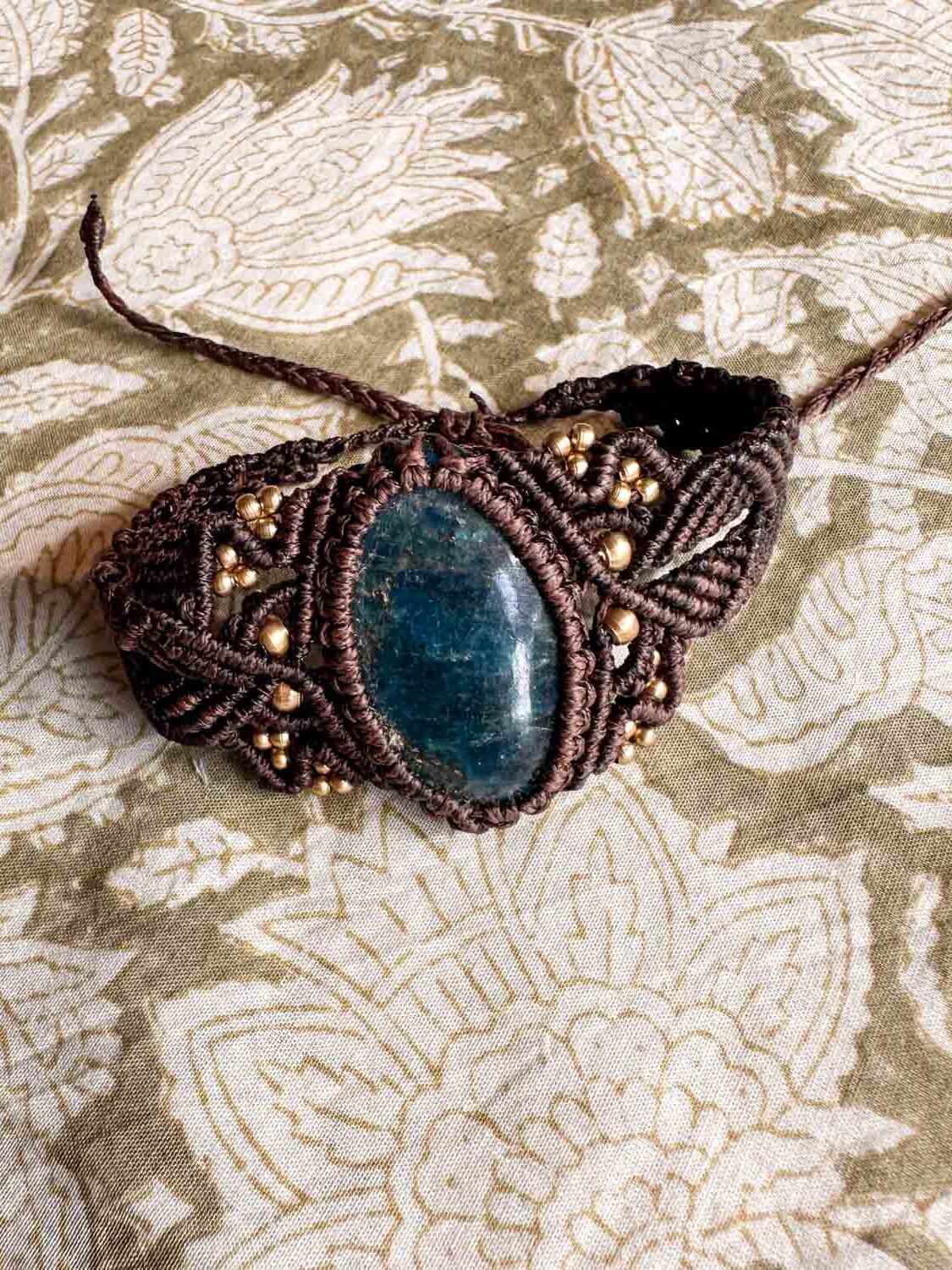 Macramé armband Auri – bruine boho armband met zeeblauwgroene steen