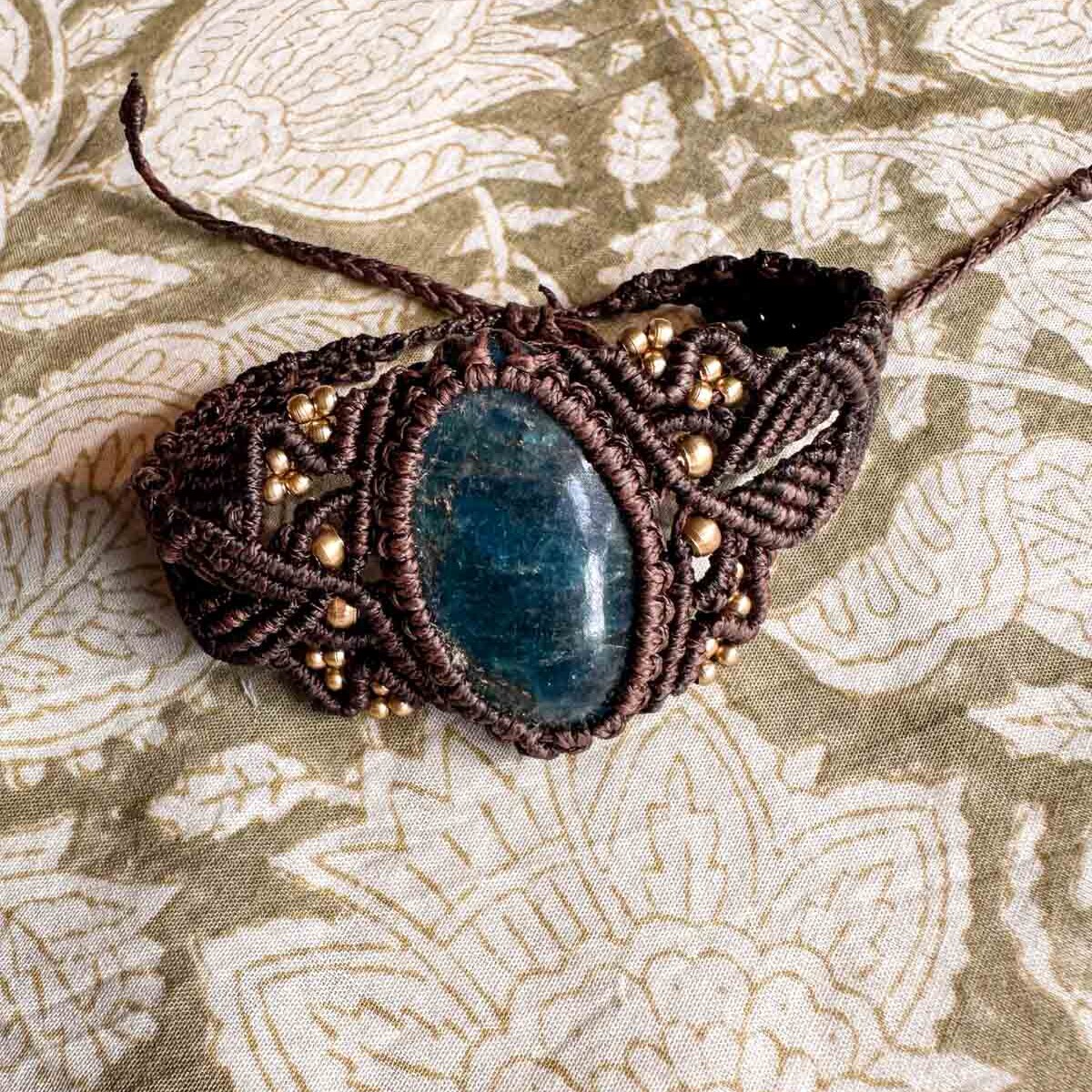 Macramé armband Auri – bruine boho armband met zeeblauwgroene steen