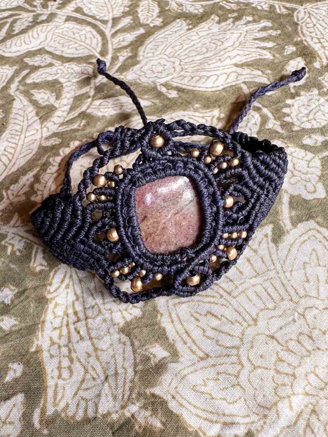 Macramé armband Asha – donkerblauwe boho armband met roze steen