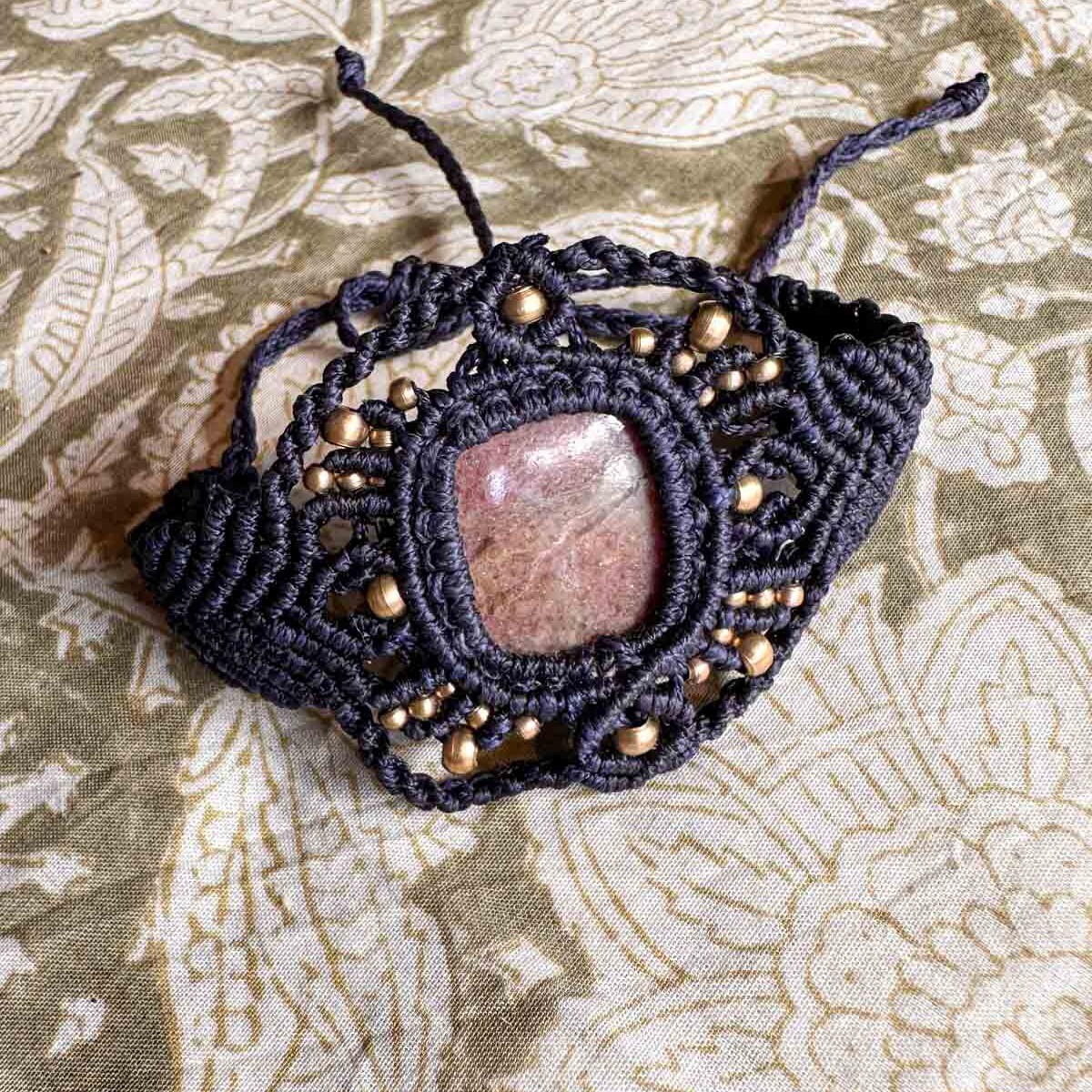 Macramé armband Asha – donkerblauwe boho armband met roze steen