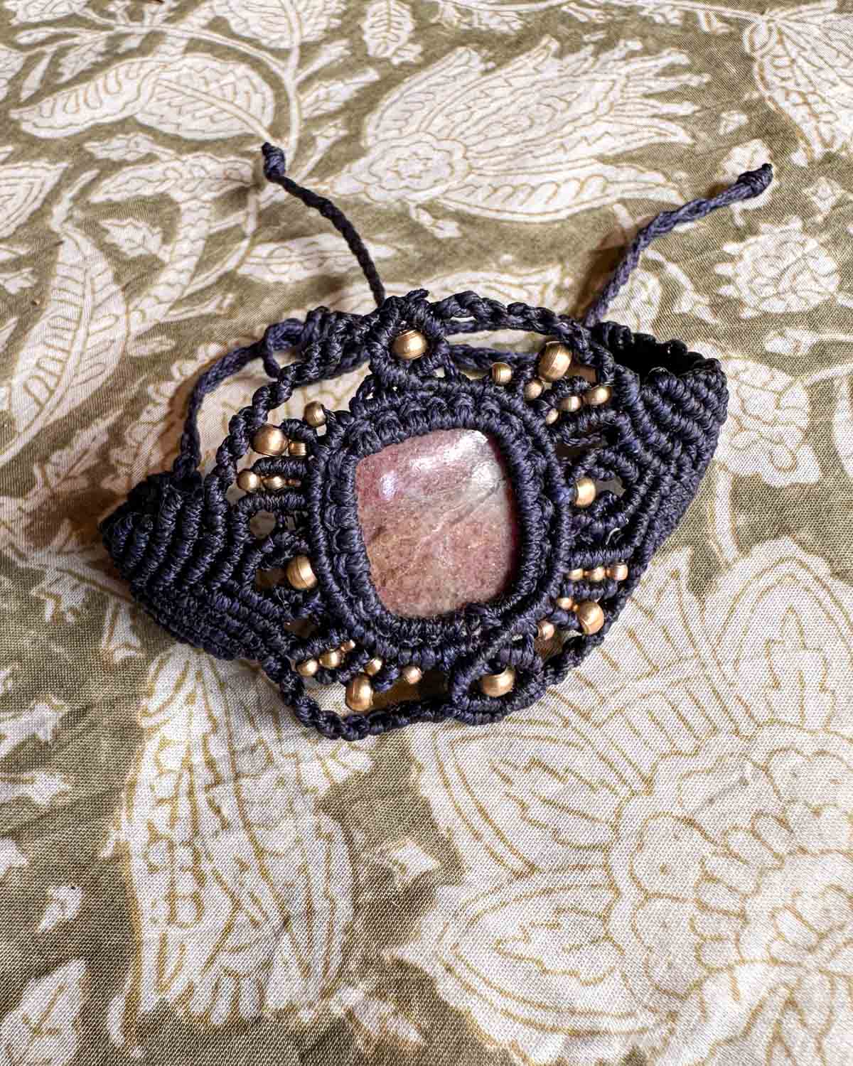 Macramé armband Asha – donkerblauwe boho armband met roze steen