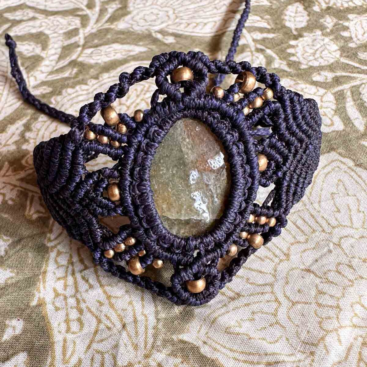 Macramé armband Gaia – donkerblauwe boho armband met jade-kleurige steen