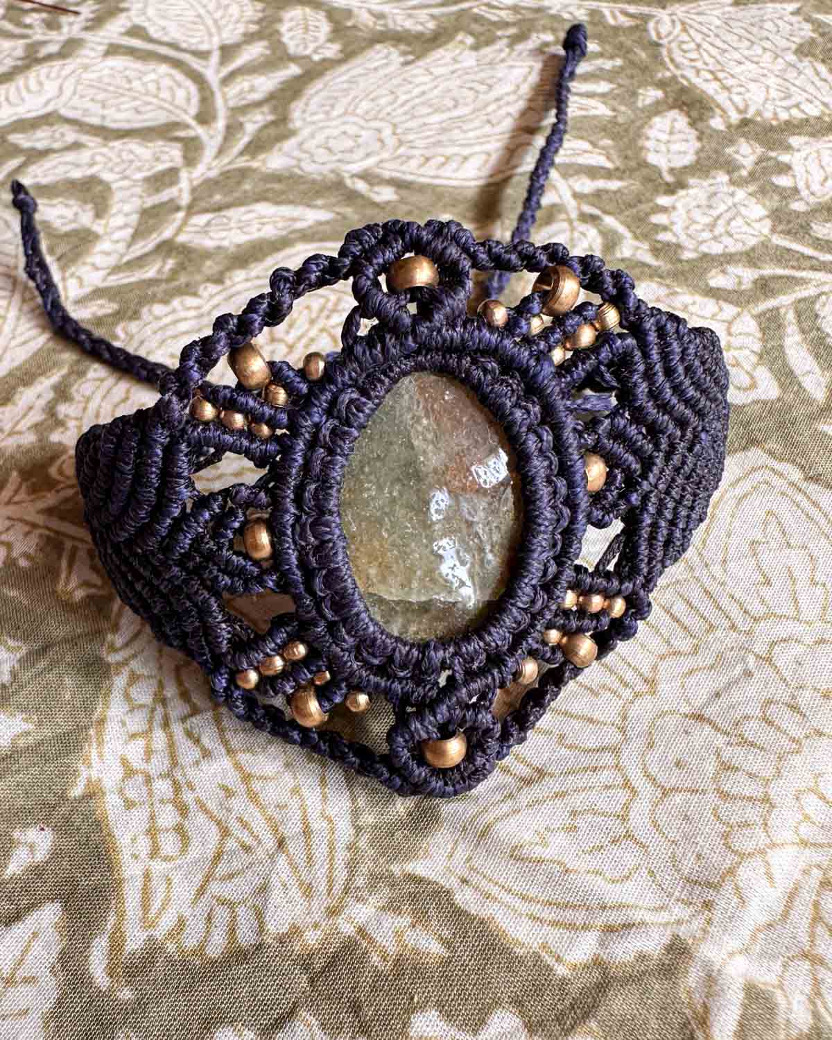 Macramé armband Gaia – donkerblauwe boho armband met jade-kleurige steen