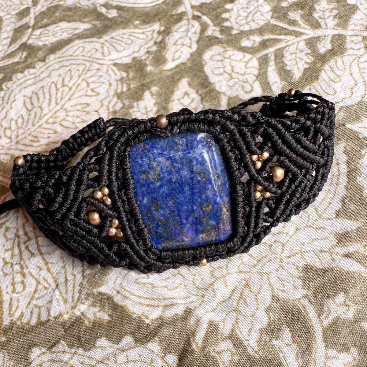 Macramé armband Noor – zwarte boho armband met lapis lazuli steen