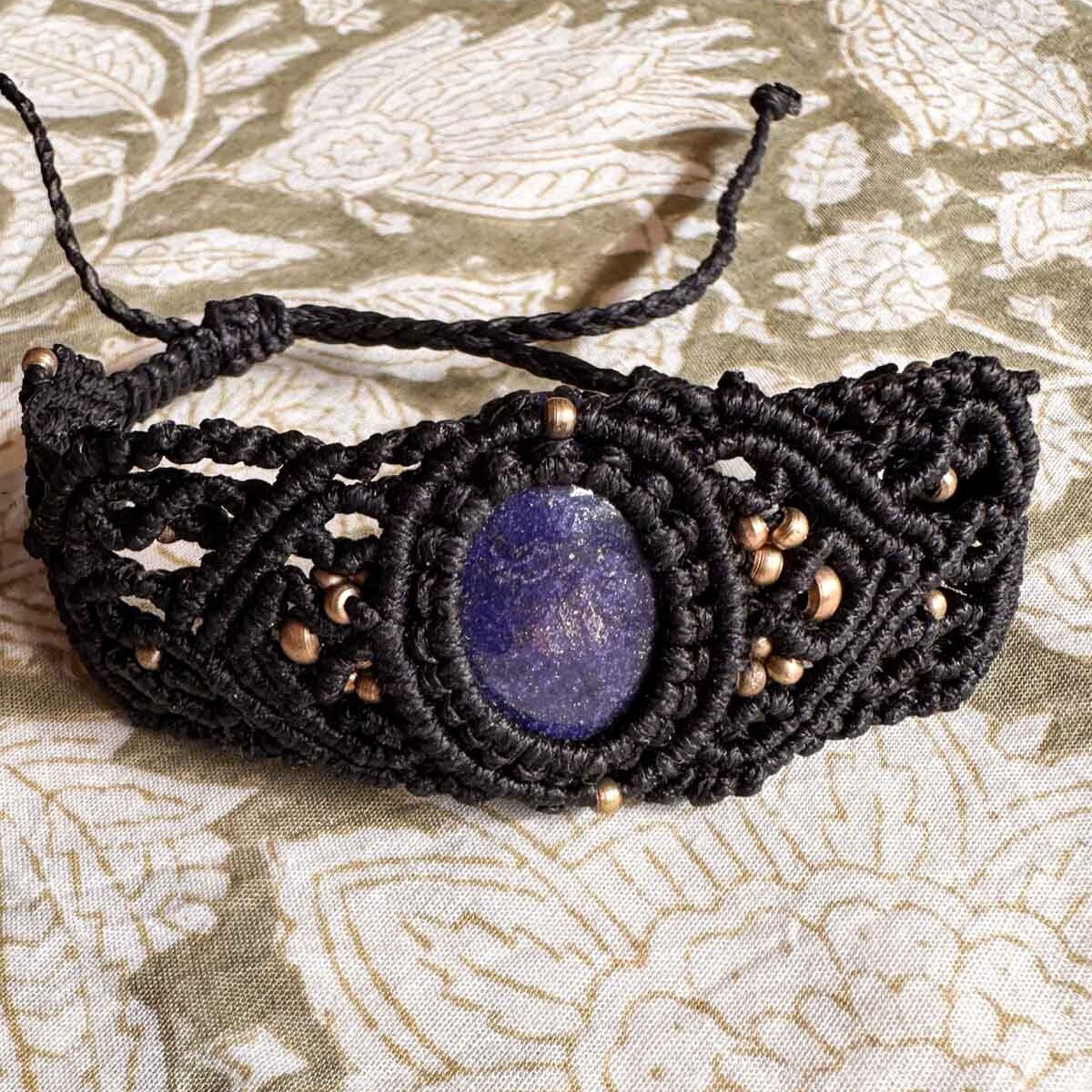 Macramé armband Zora – zwarte boho armband met kleine Lapis Lazuli steen