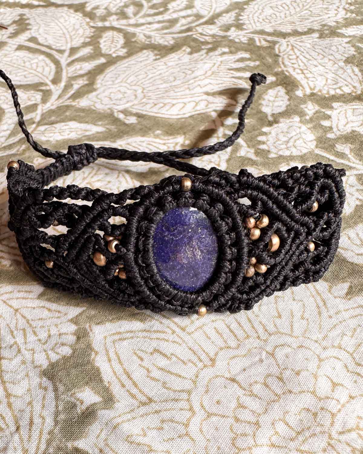 Macramé armband Zora – zwarte boho armband met kleine Lapis Lazuli steen