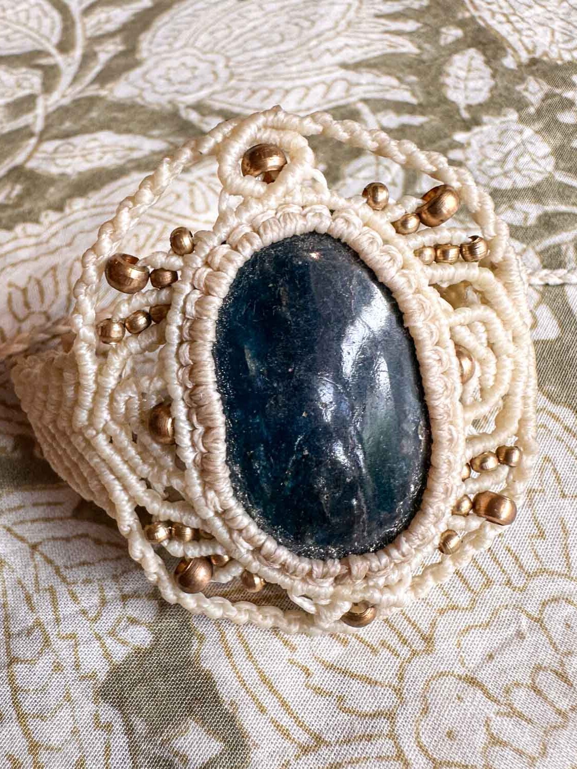 Macramé armband Saphira – crème boho armband met blauwgroene steen