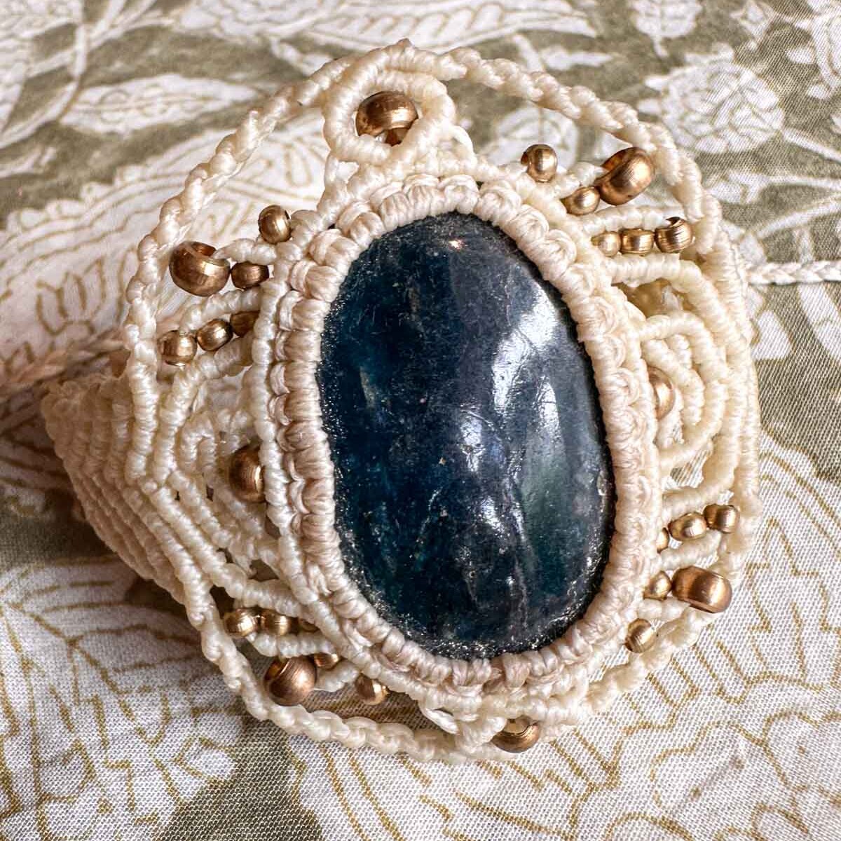 Macramé armband Saphira – crème boho armband met blauwgroene steen