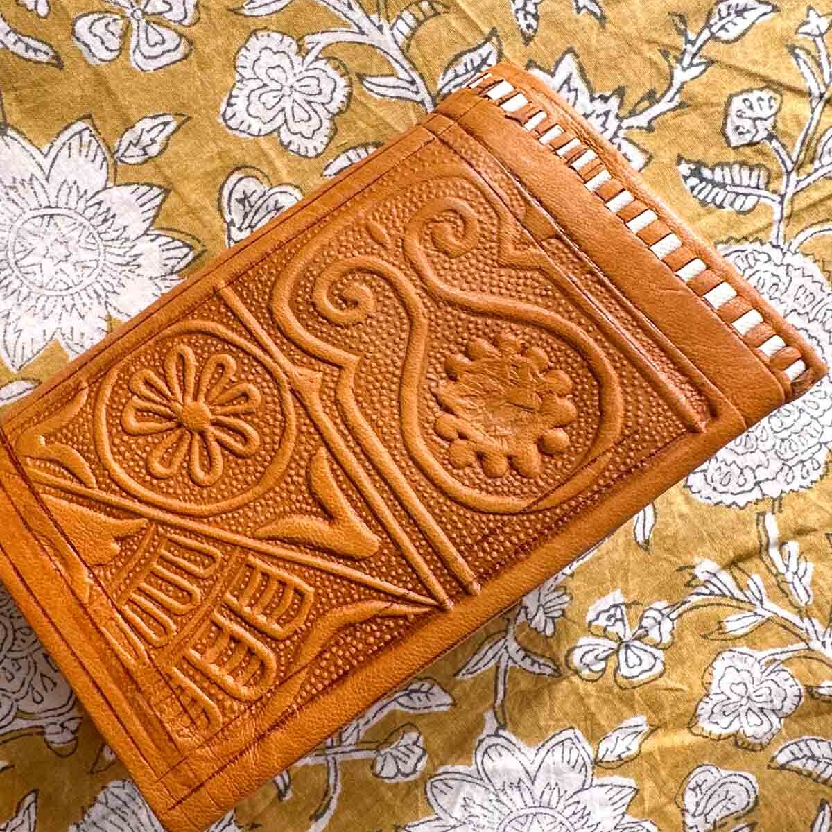 Handgemaakte leren portemonnee Solara van zacht kamelenleer in geelbruin