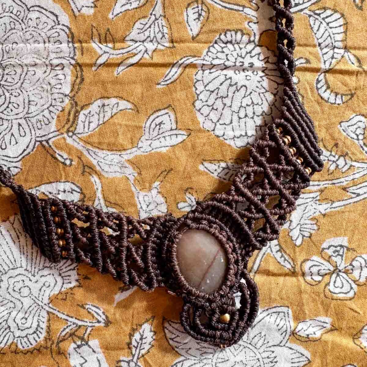 Macramé ketting Asha – handgemaakte boho ketting bruin met lichtroze steen