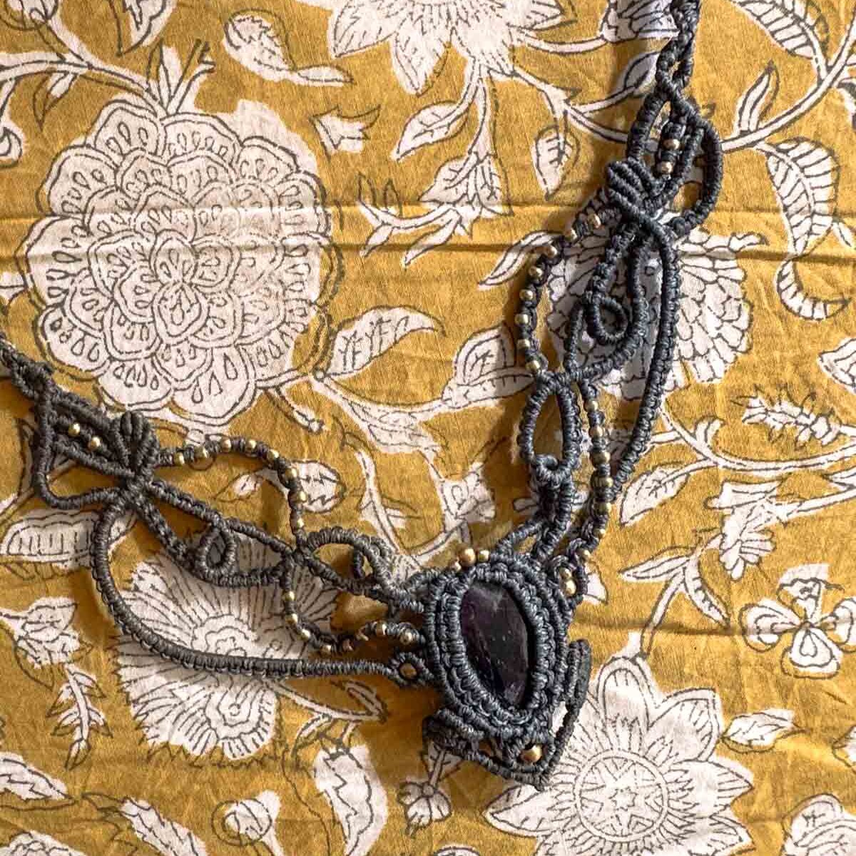 Macramé ketting Nyra – handgemaakte boho ketting grijs met donkerpaarse steen