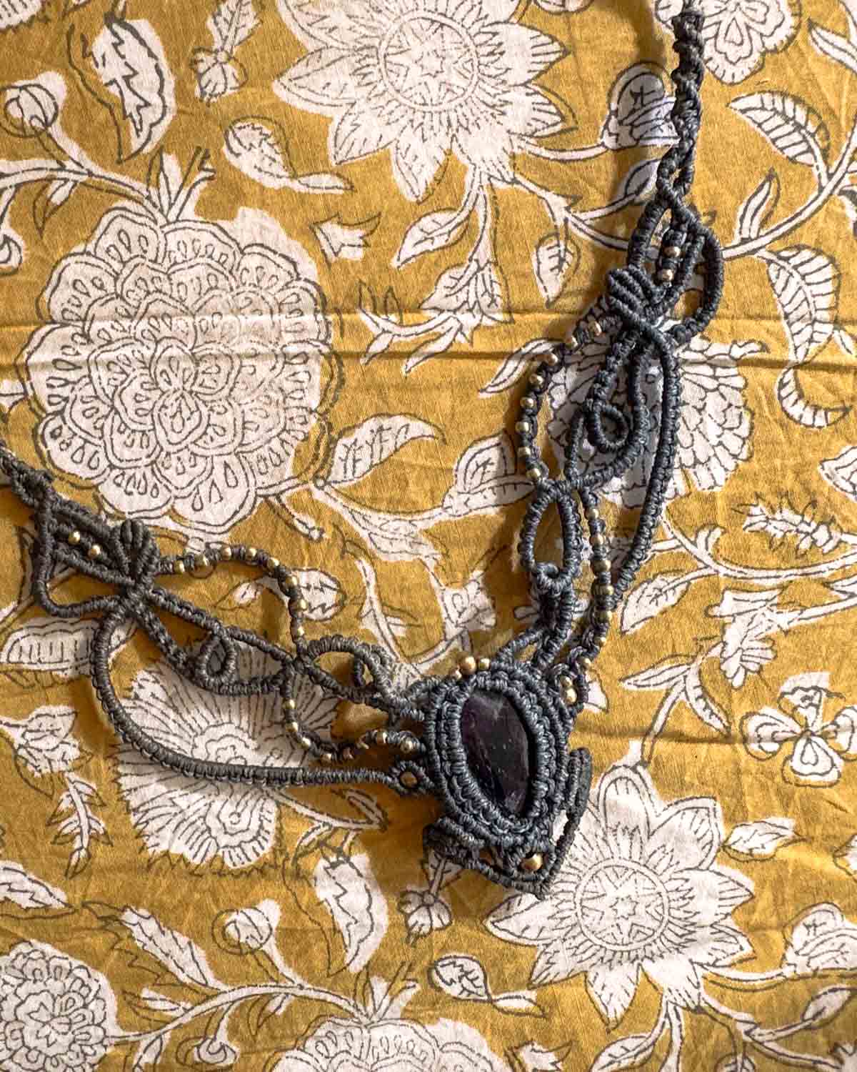 Macramé ketting Nyra – handgemaakte boho ketting grijs met donkerpaarse steen