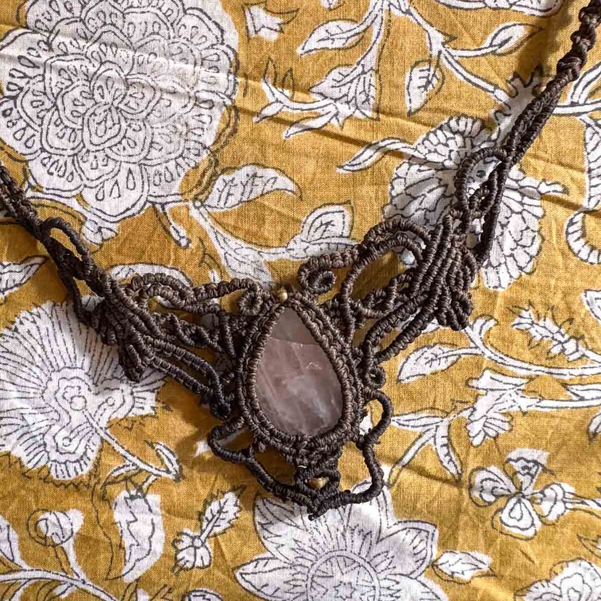 Macramé ketting Sora – handgemaakte boho ketting bruin met zachtroze steen