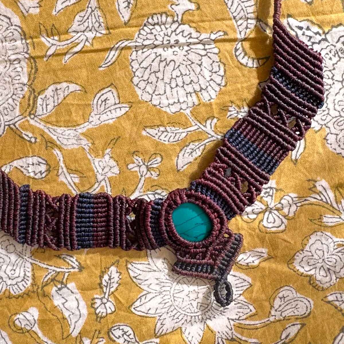 Macramé ketting Nova – handgemaakte boho ketting bordeaux-donkerblauw met aquakleurige steen