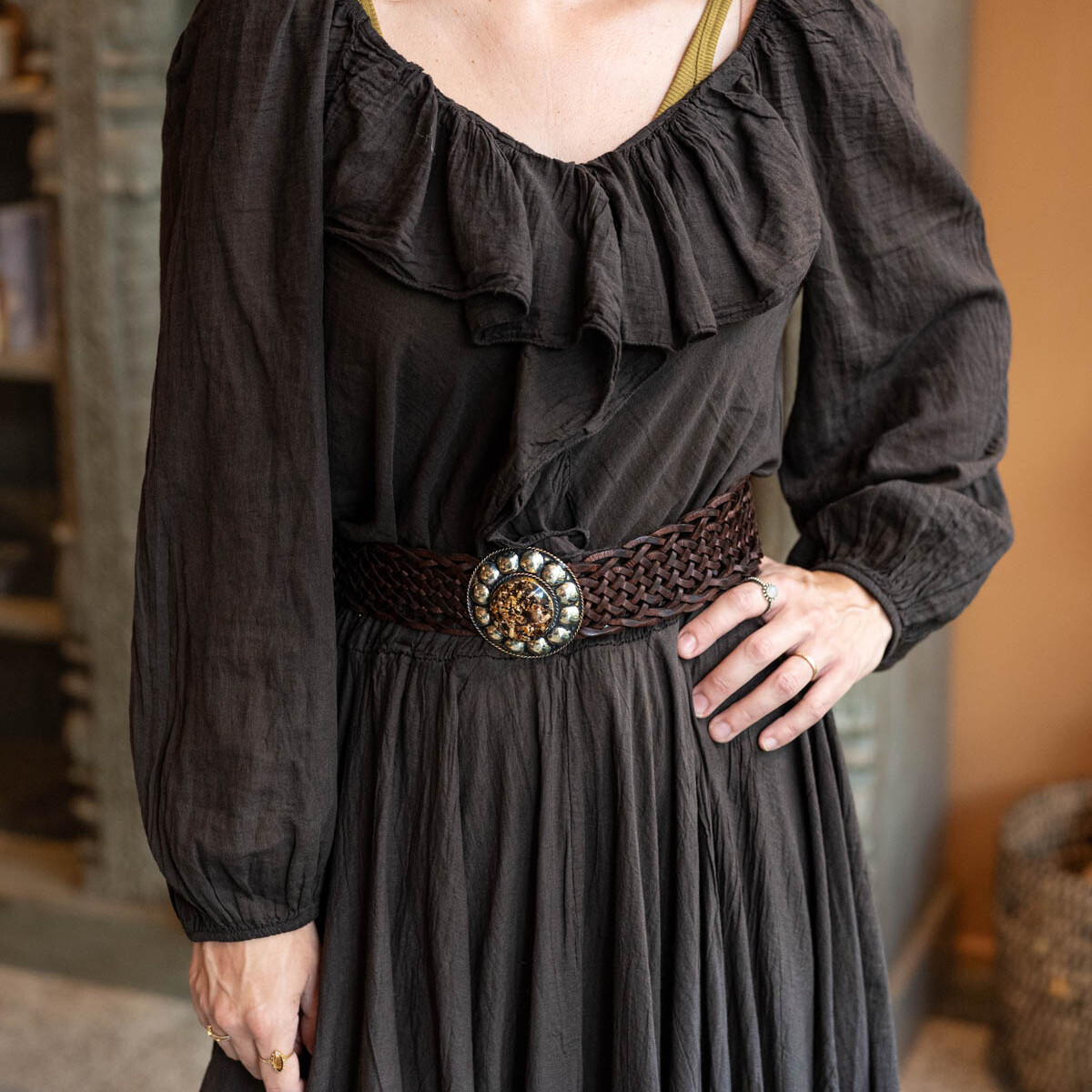 Donkerbruine boho blouse ‘Liora’ met ruche – voorkant