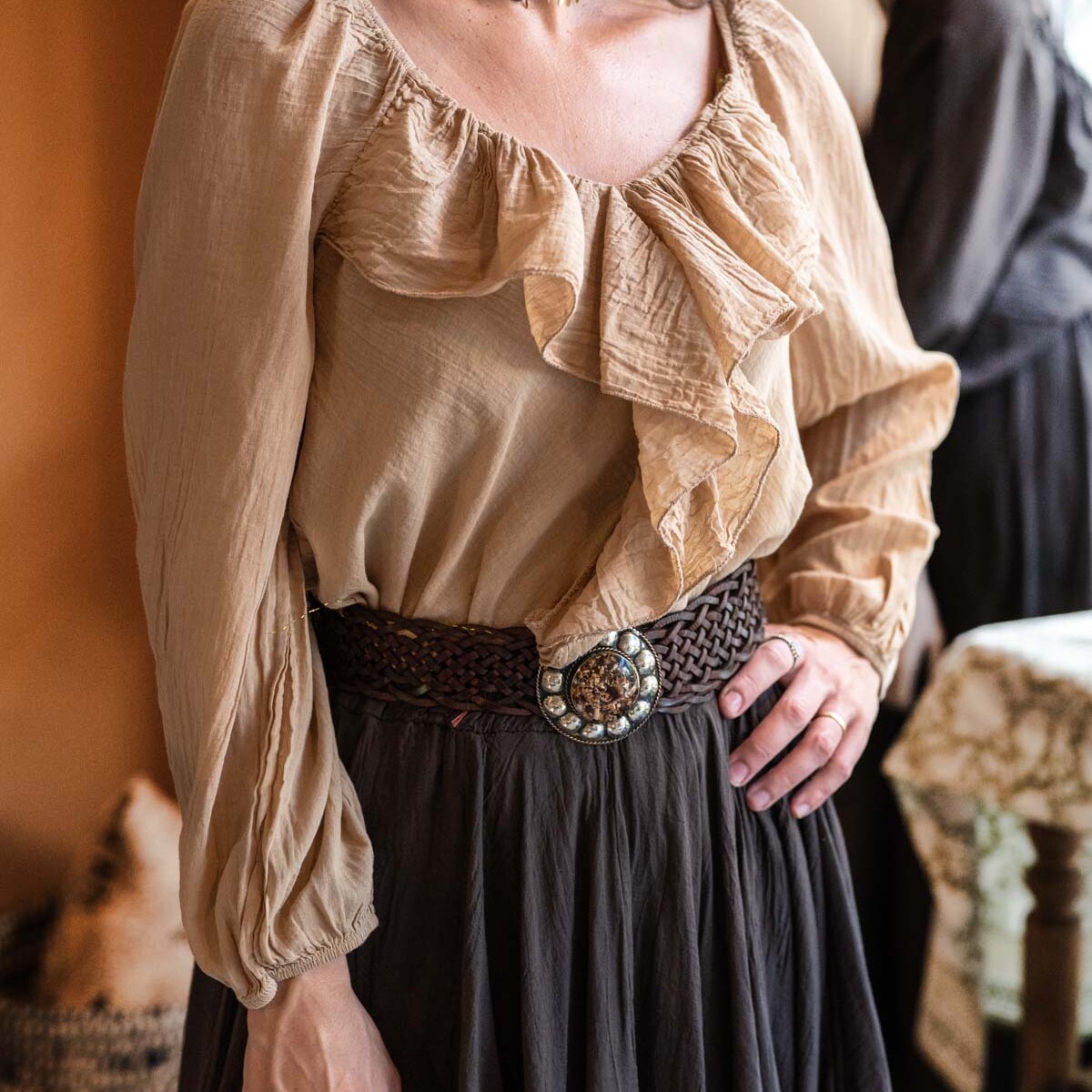 Beige boho blouse ‘Liora’ met ruche – voorkant