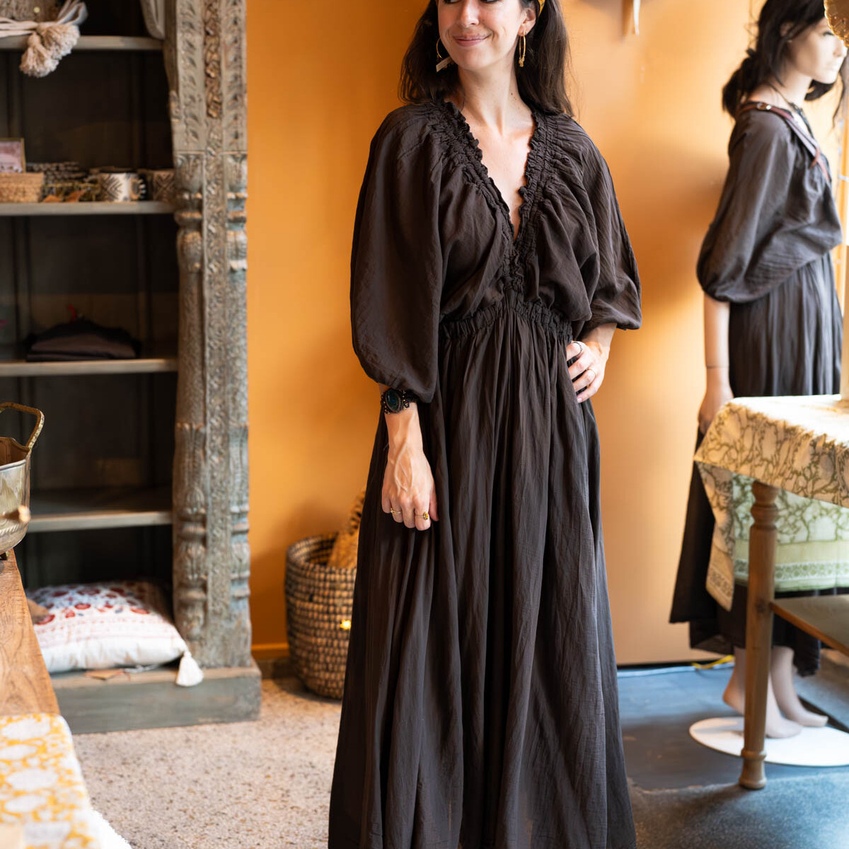 Donkerbruine getailleerde boho jurk ‘Moïse’ met pofmouwen – voorkant