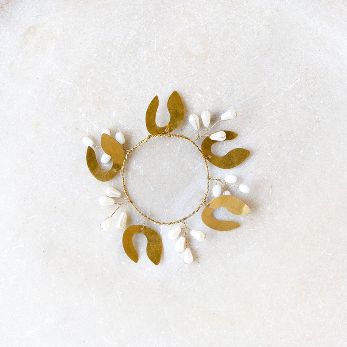 Handgemaakte goudkleurige servetring van De Weldaad – messing