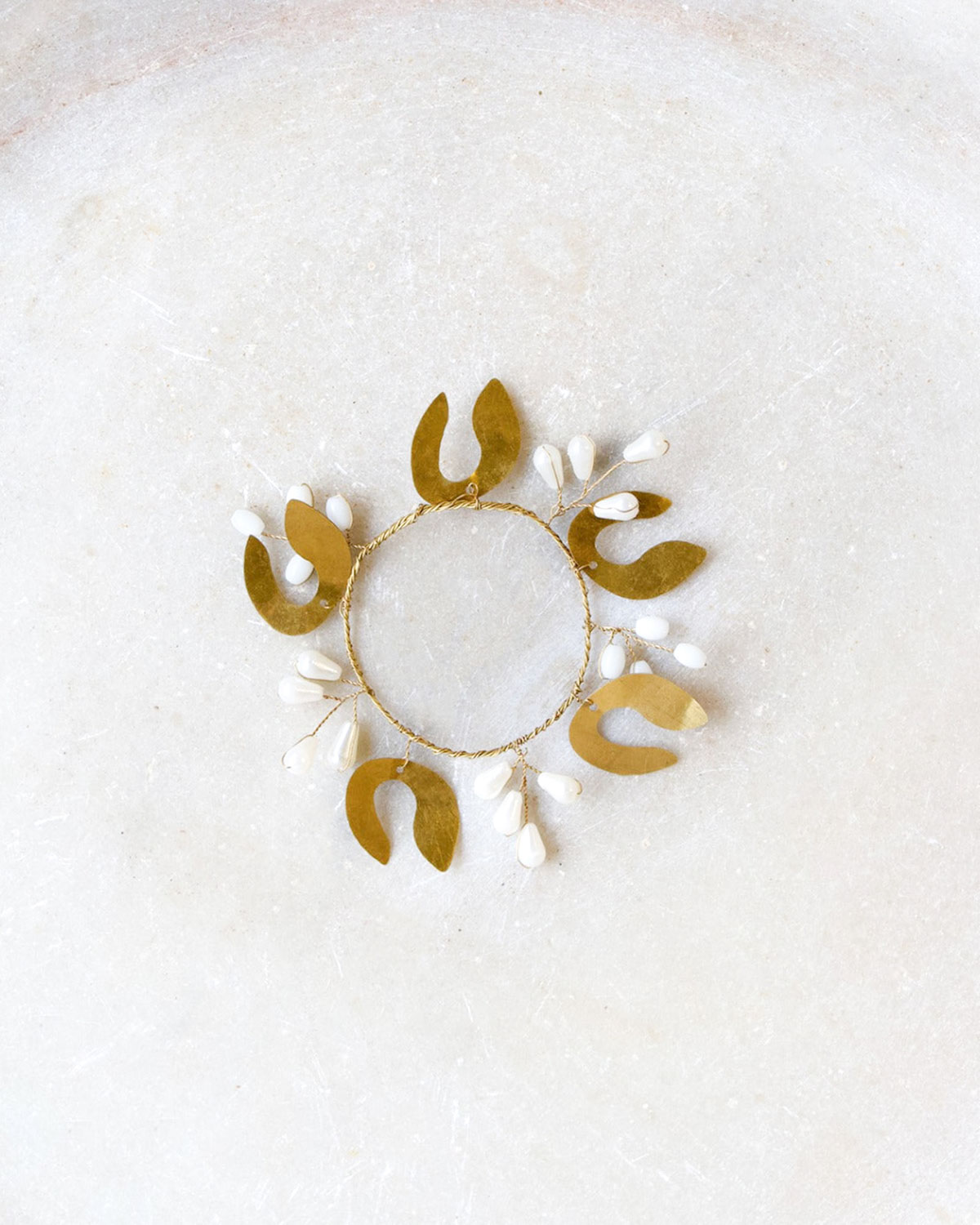 Handgemaakte goudkleurige servetring van De Weldaad – messing