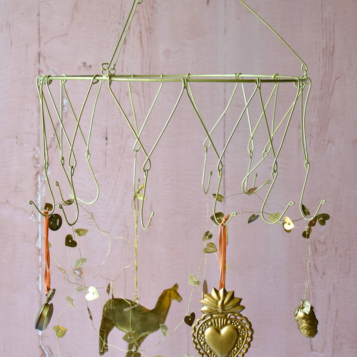 Handgemaakte decoratieve hanger van De Weldaad – brasskleurig