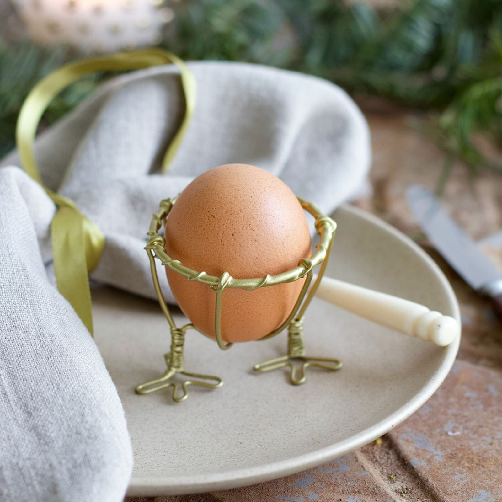 Handgemaakte eierhouder van De Weldaad – messing met voetjes