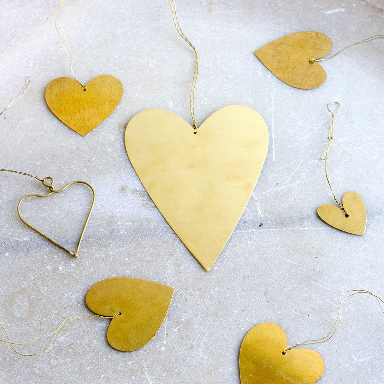 Handgemaakt hangertje van De Weldaad – hart van messing