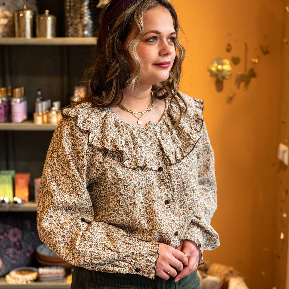 Bloemen blouse Amélie met geschulpte kraag – voorkant