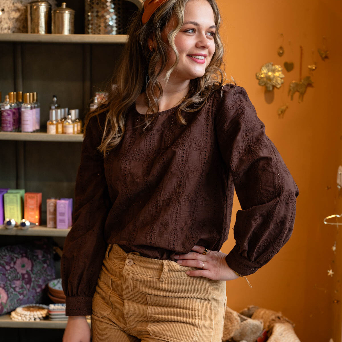 Bruine broderie blouse Clémence – voorkant