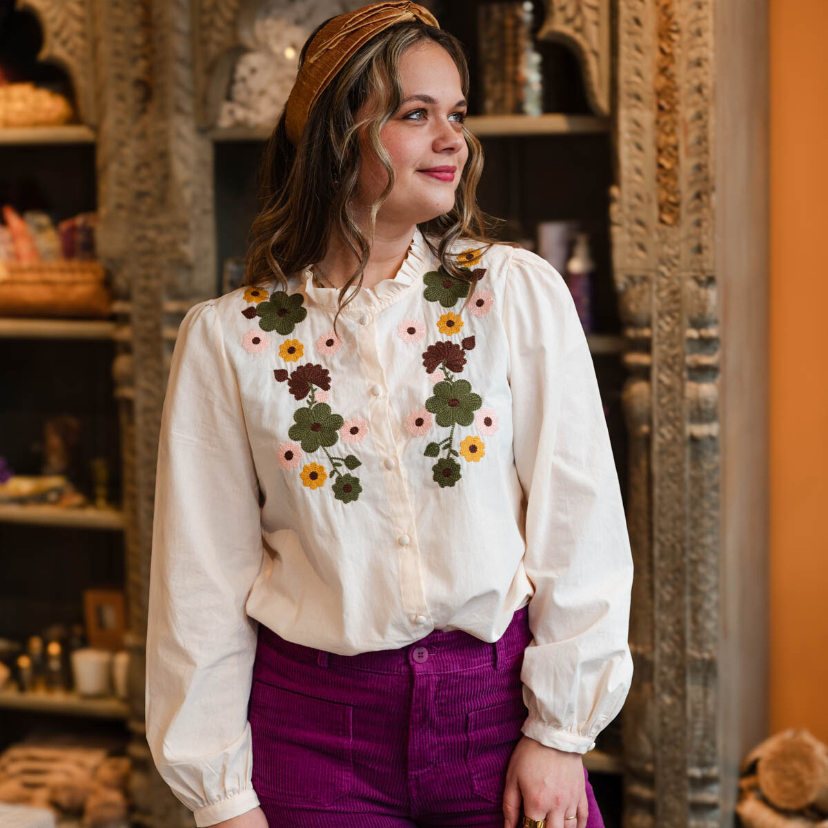 Katoenen blouse Camille beige met geschulpte kraag – voorkant