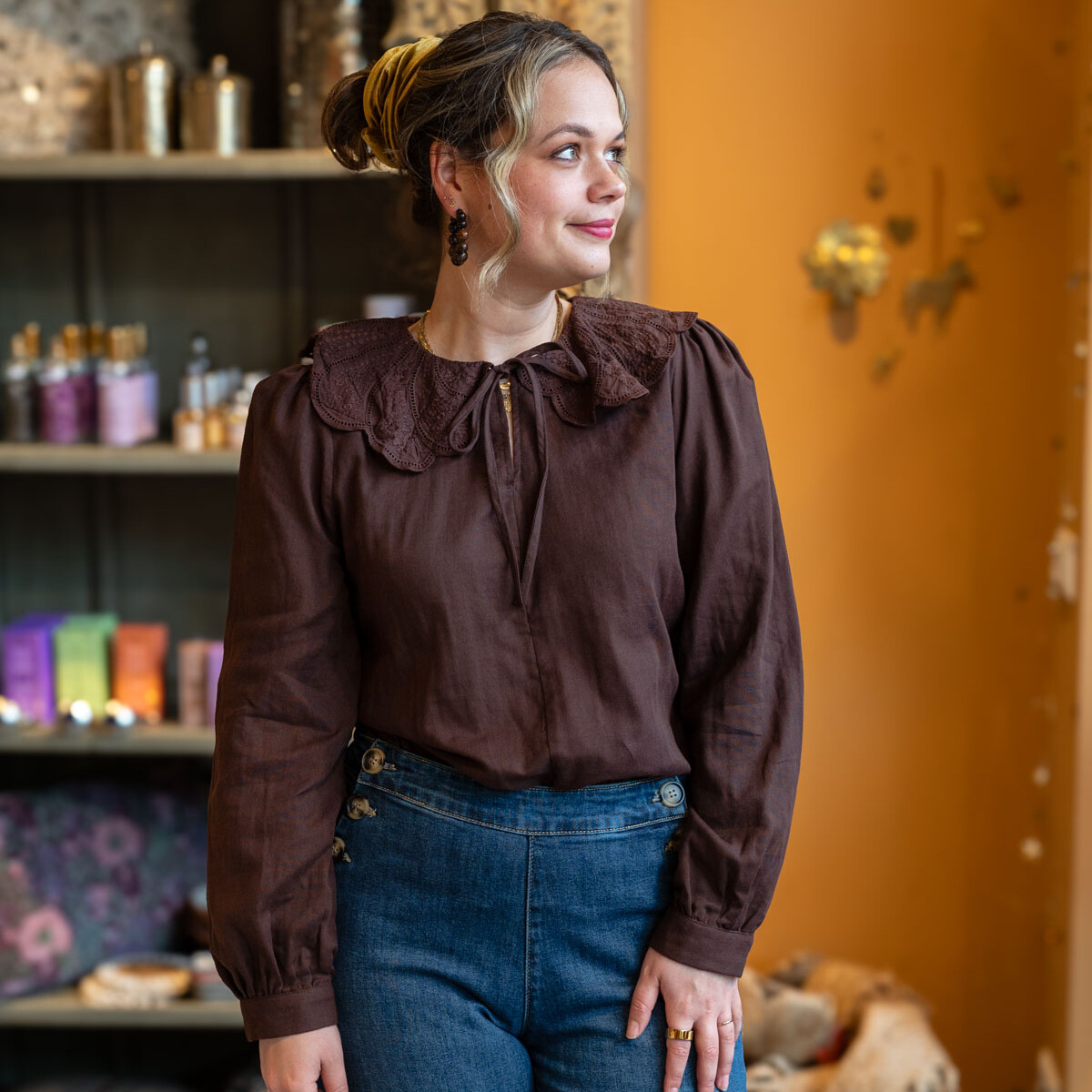 Bruine katoenen blouse Éloïse met geschulpte kraag