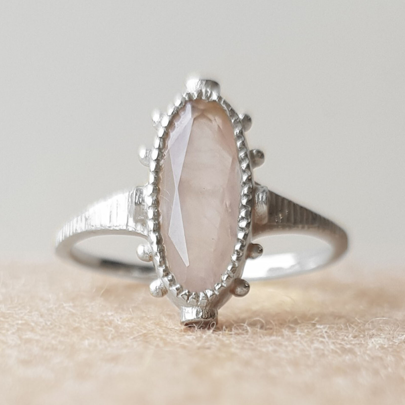 Zilveren boho ring Hadza met rozenkwarts – Muja Juma