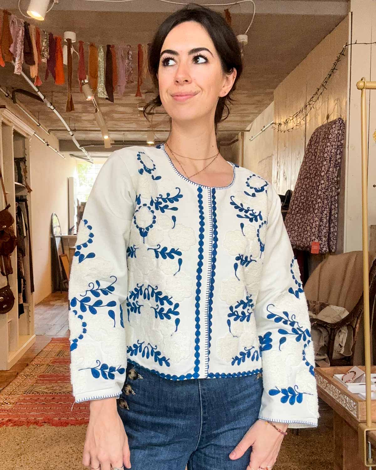 Handgeborduurd katoenen jasje Amara – voorkant