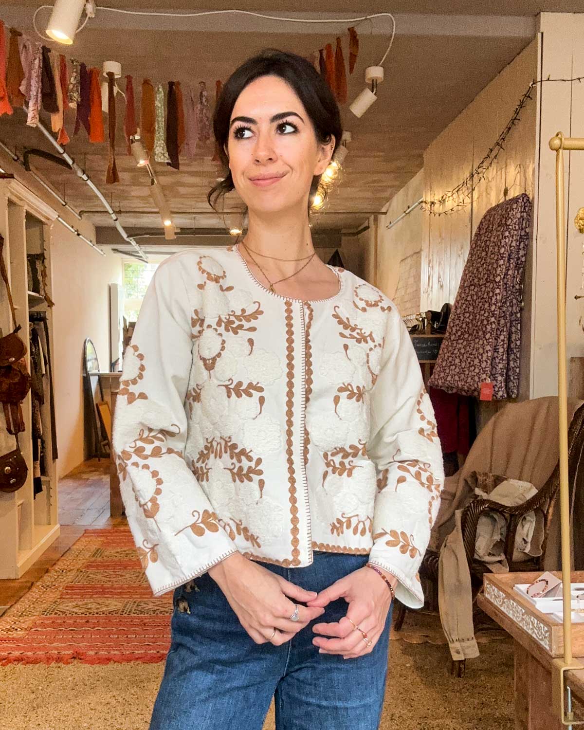 Handgeborduurd katoenen jasje Amara – okerbruin