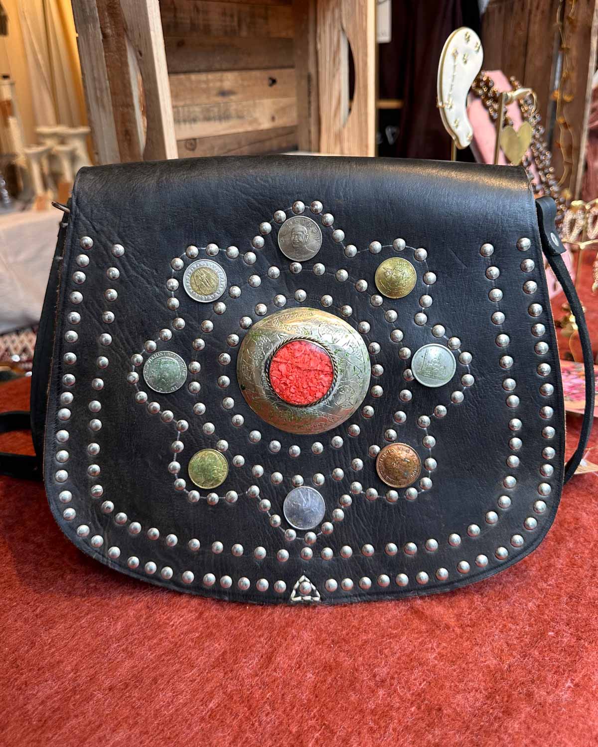 Handgemaakt leren handtasje Zahara met munten – voorkant