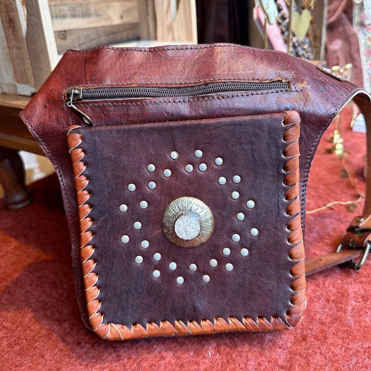 Bruine leren heuptas Althea – voorkant met lichte steen