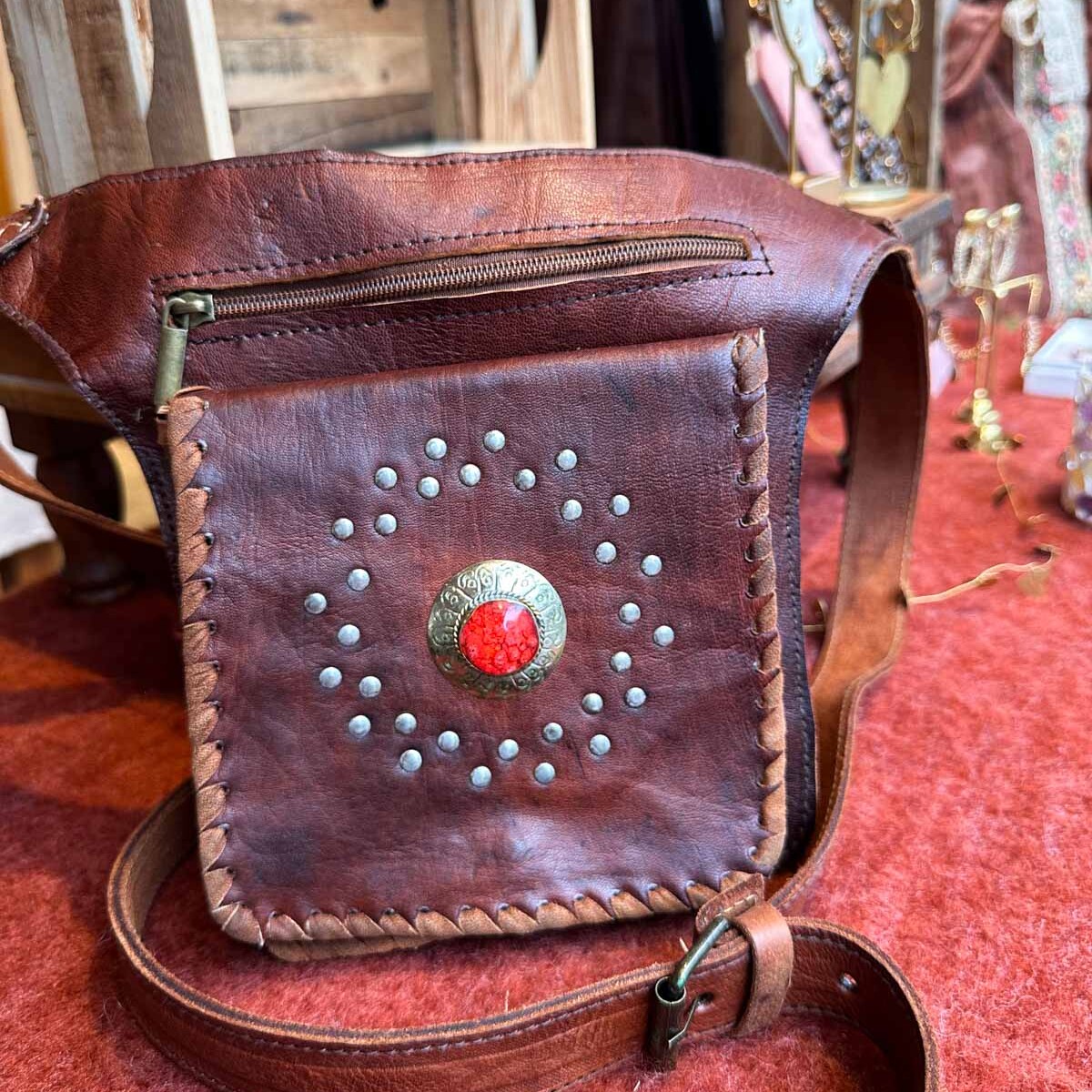 Bruine leren heuptas Althea – voorkant met rode steen