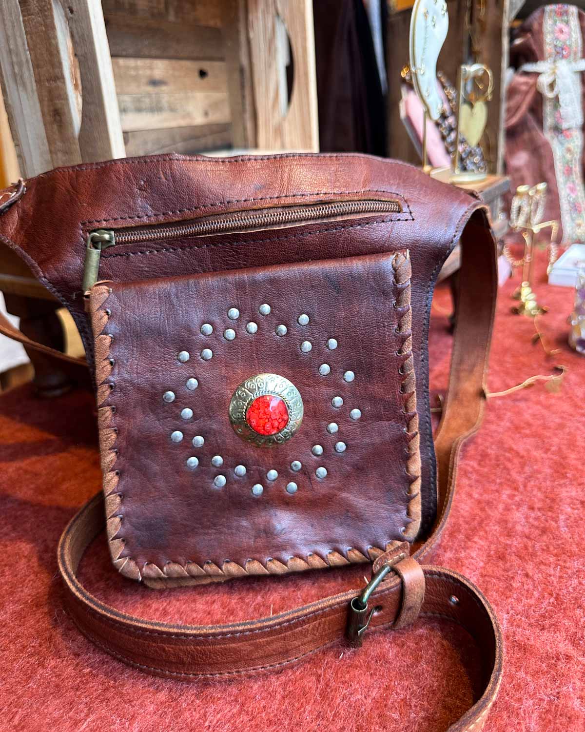 Bruine leren heuptas Althea – voorkant met rode steen