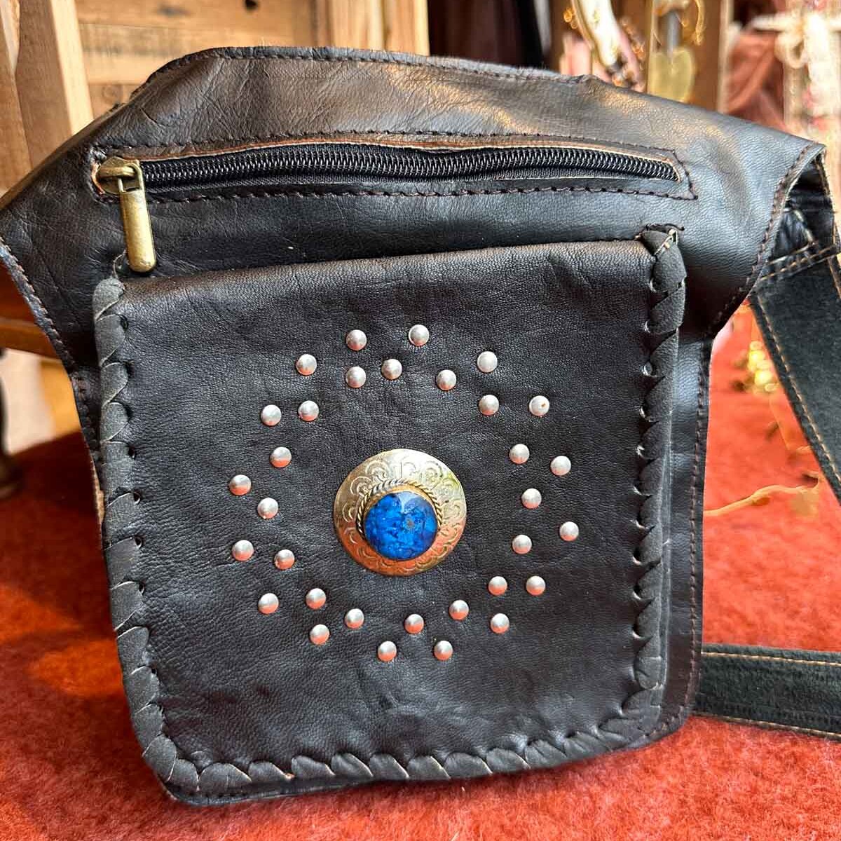 Handgemaakte leren heuptas Althea – voorkant met steen en klinknagels